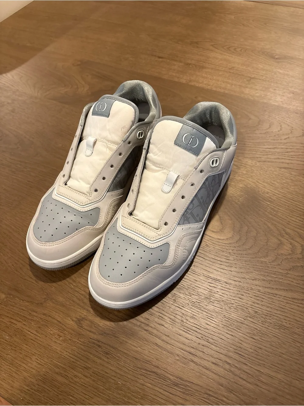 Dior Men's Low-Top Sneakers in White and Light Gray